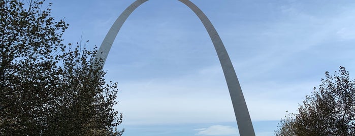 Gateway Arch is one of Locais curtidos por Stacy.