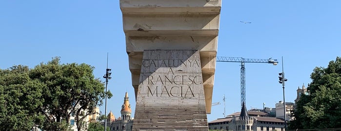 Plaza de Cataluña is one of Lugares favoritos de Stacy.
