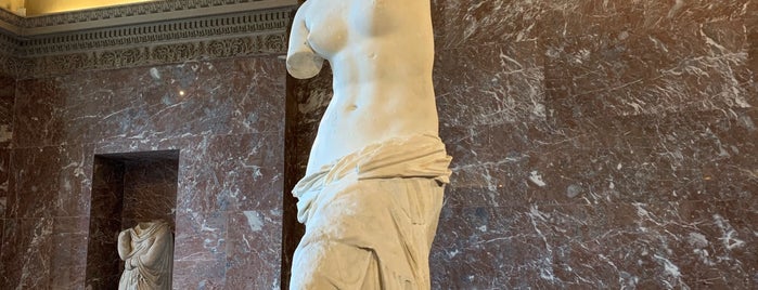 Musée du Louvre is one of Lieux qui ont plu à Stacy.