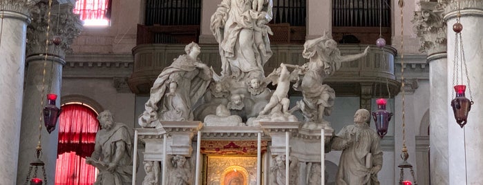 Basilica di Santa Maria della Salute is one of Lieux qui ont plu à Stacy.