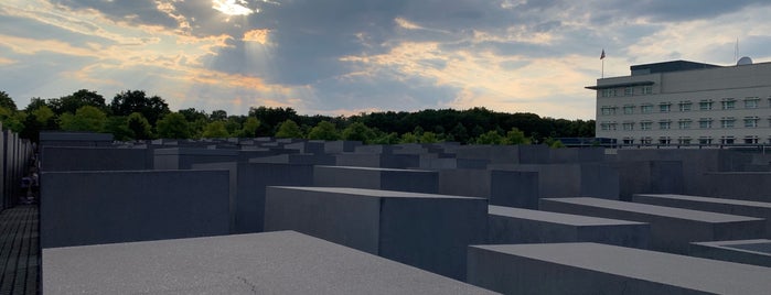 Monumento a los judíos de Europa asesinados is one of Lugares favoritos de Stacy.