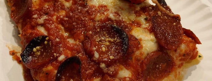 Scarr's Pizza is one of Lugares favoritos de Stacy.