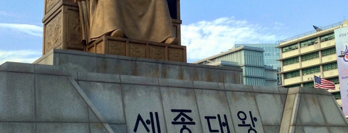 The Statue of King Sejong is one of Lugares favoritos de Stacy.