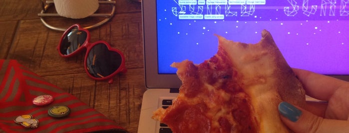 Pizza SLICE is one of Stacyさんのお気に入りスポット.