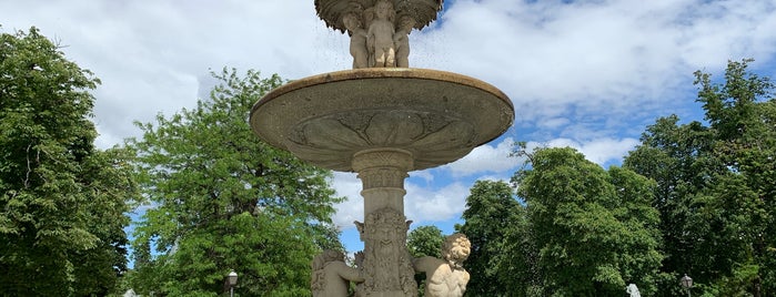 Parque del Retiro is one of Lugares favoritos de Stacy.