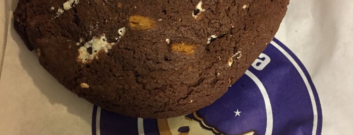 Insomnia Cookies is one of Patrick'in Beğendiği Mekanlar.