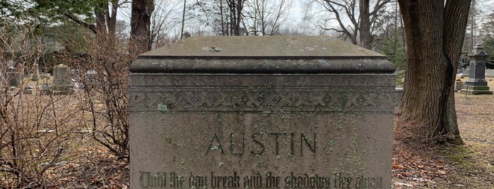 Mount Auburn Cemetery is one of Lieux qui ont plu à Stacy.