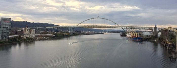 Broadway Bridge is one of Lugares favoritos de Stacy.