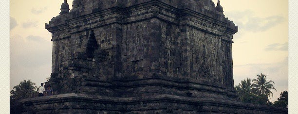 Candi Mendut (Mendut Temple) is one of Must Visits in Indonesia.