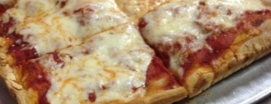 Red Moon Pizza is one of สถานที่ที่บันทึกไว้ของ Lizzie.