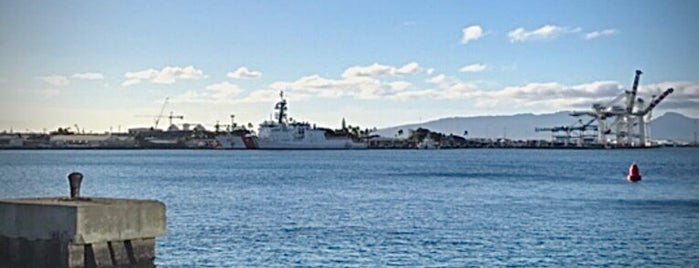 Honolulu Harbor is one of Гавайи.