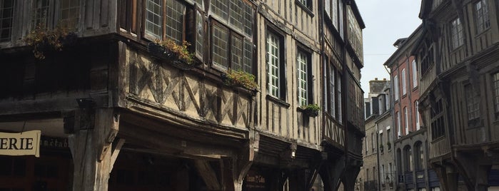 Chez La Mere Pourcel is one of Bretagne and Aquitagne.