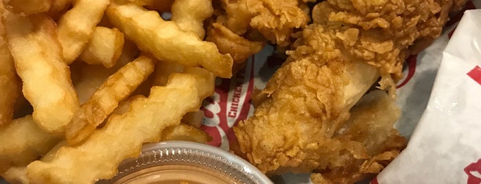 Raising Cane's Chicken Fingers is one of Locais curtidos por Aaron.