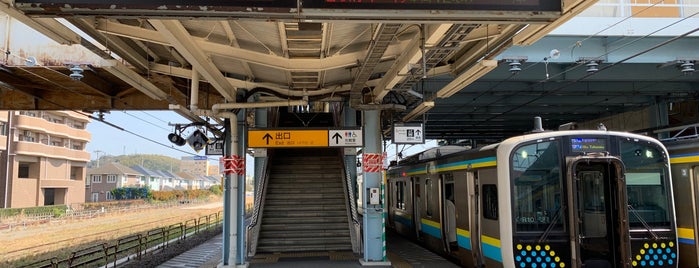 Platforms 2-3 is one of 遠くの駅.