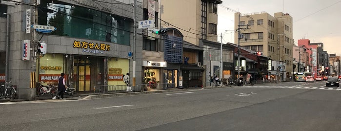 府庁前交差点 is one of 京都市内交差点.