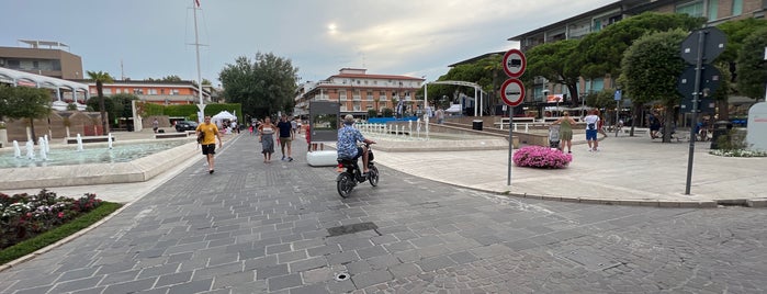 Piazza Fontana is one of ita_ska.