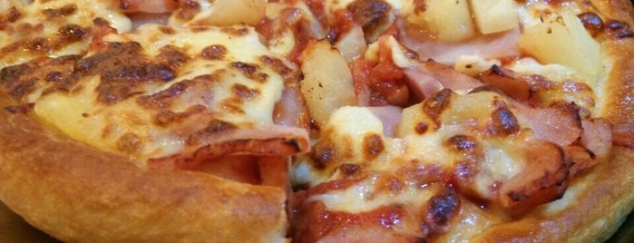 Pizza Hut is one of Lucaさんのお気に入りスポット.