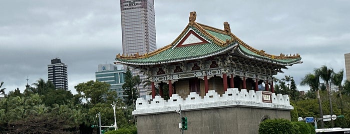 Jingfu Gate is one of 台北市.