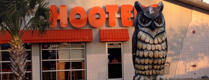 Hooters is one of Lieux qui ont plu à Shawn.