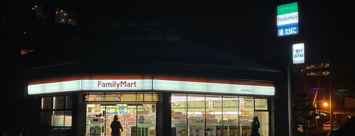 FamilyMart is one of 個性的外観コンビニ.