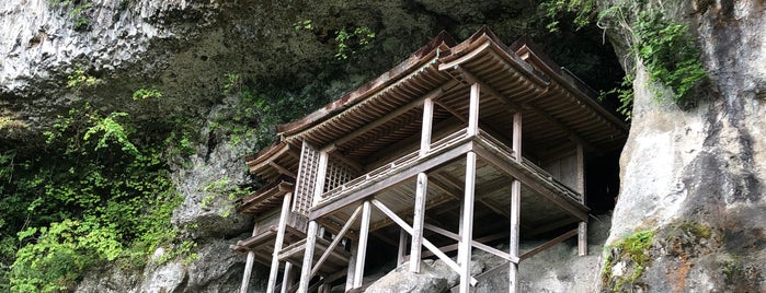 三徳山三佛寺 投入堂 is one of Lugares favoritos de doremi.