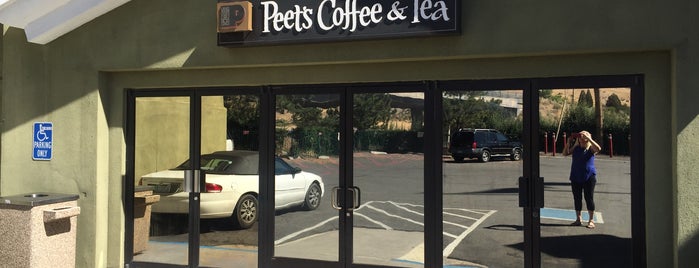 Peet's Coffee & Tea is one of Lugares favoritos de Scott.