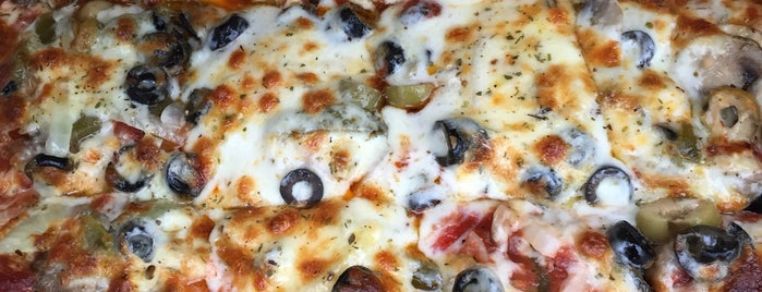 Caruso's Pizza is one of Orte, die Linda gefallen.