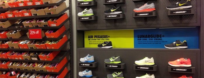 Nike Factory Store is one of Lugares favoritos de Fernando.