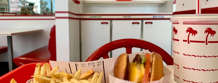 In-N-Out Burger is one of Tempat yang Disukai Chio.