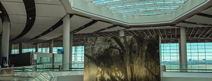 Aeropuerto internacional de Nueva Orleans Louis Armstrong (MSY) is one of Lugares favoritos de Ricky.