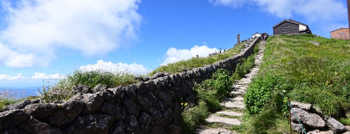 月山神社 is one of 長い石段や山の上にある寺社.