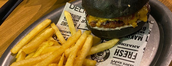 Dark Burger is one of Lieux qui ont plu à Zeynep.