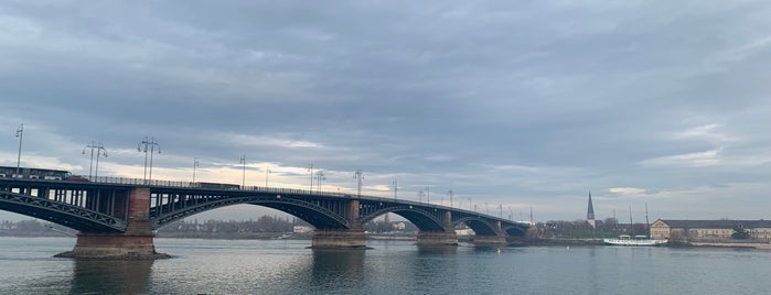 Theodor-Heuss-Brücke is one of Tempat yang Disukai Marcus.