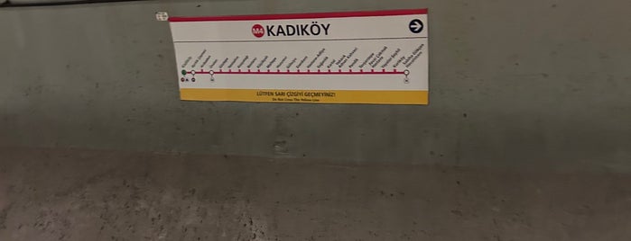 Kadıköy Metro İstasyonu is one of Tempat yang Disukai Figen.