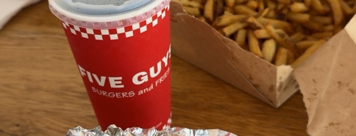 Five Guys is one of Nayefさんのお気に入りスポット.