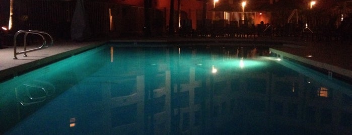 Poolside at the Hilton Phoenix Airport is one of Lashondra'nın Beğendiği Mekanlar.