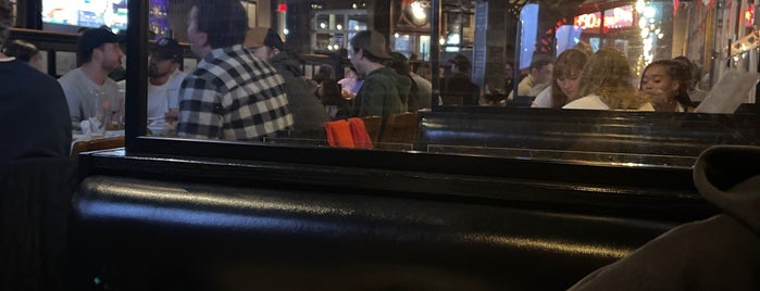 Jack Astor's Bar & Grill is one of Posti che sono piaciuti a Caroline.