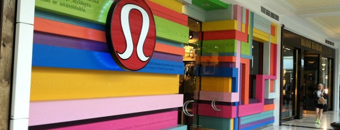 lululemon athletica is one of สถานที่ที่ Sorora ถูกใจ.