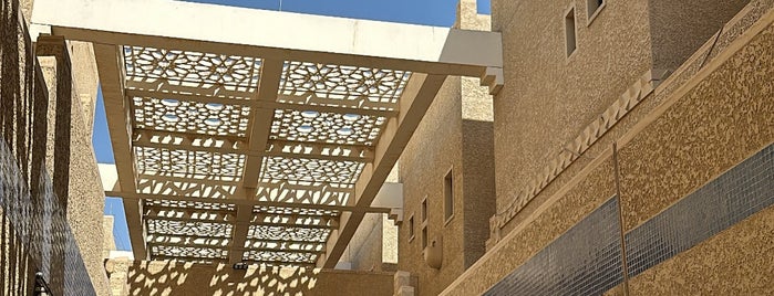 Al Fazzari Square is one of Lugares favoritos de Waleed.