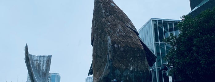 メリケンパーク入口の巨大なサカナ is one of 巨像を求めて.
