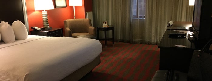 LaGuardia Plaza Hotel is one of Masha'nın Beğendiği Mekanlar.