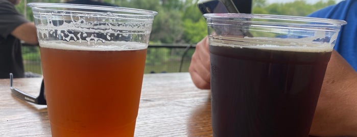 Lakefront Brewery is one of Tempat yang Disukai Chris.