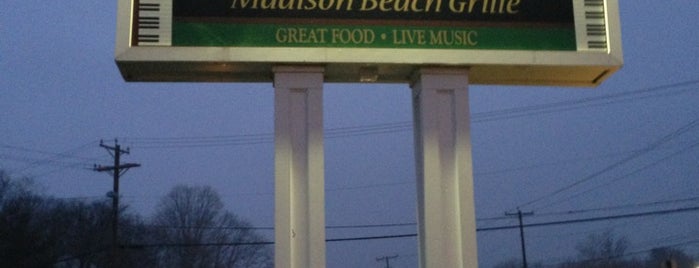 Donahue's Madison Beach Grille is one of Orte, die John gefallen.