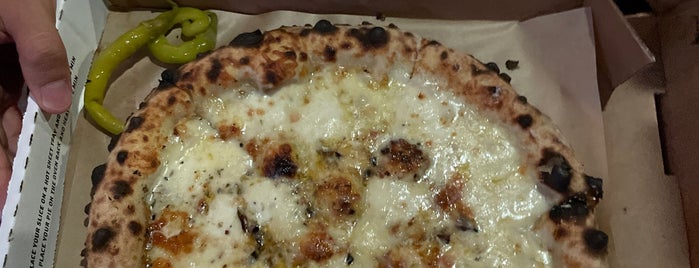 La Morra Pizzeria is one of Locais salvos de Carly.