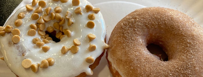 Donut Lover's Boom is one of Lugares favoritos de Lee.