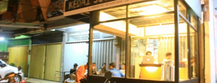 Kedai susu & ketan Cammo Milk Bar is one of activity.