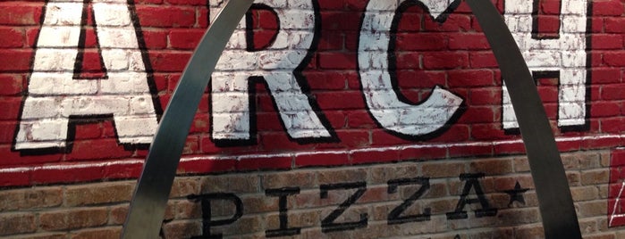 Arch Pizza Co. is one of สถานที่ที่ BigRyanPark ถูกใจ.