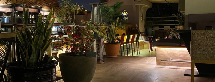 Camelot Restaurant & Lounge is one of สถานที่ที่บันทึกไว้ของ Soly.