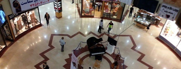 Mehrshahr Shopping Center | مركز خريد مهرشهر is one of Makanさんのお気に入りスポット.