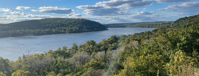 Breezyview Overlook Chickes Rock Park is one of Wishlist.